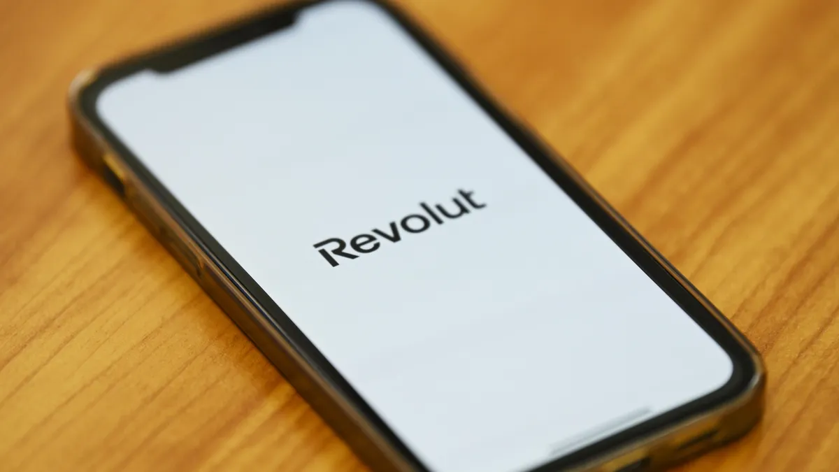 Revolut призна за изтичане на данни на клиенти